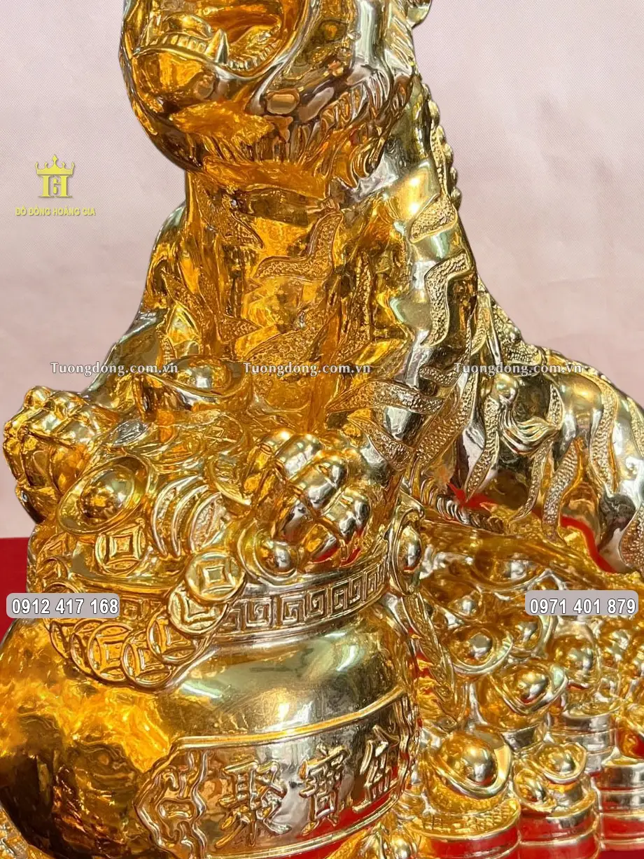 Chữ trên hũ tiền được chạm khắc nổi theo lối Hán tự